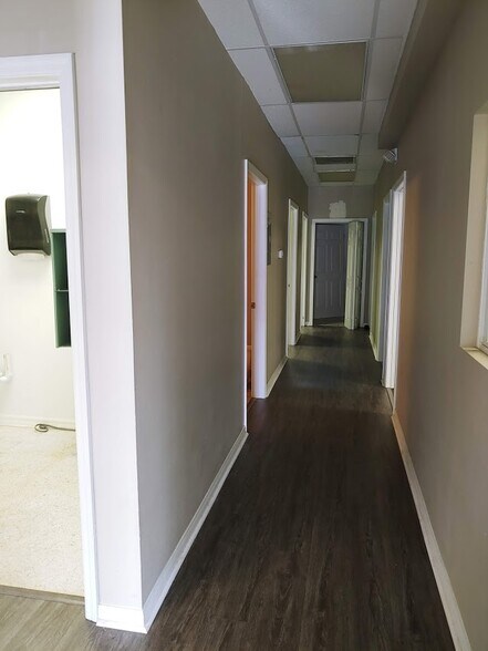 More Photos Of 8909 Regents Park Dr, Tampa Office Residential For Lease