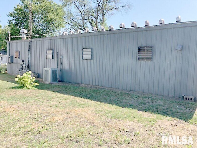 More Photos Of 1106 S Main St, Lewistown Storefront For Sale