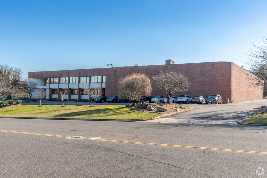 Primary Photo Of 2 Harbor Park Dr, Port Washington Light Manufacturing For Lease