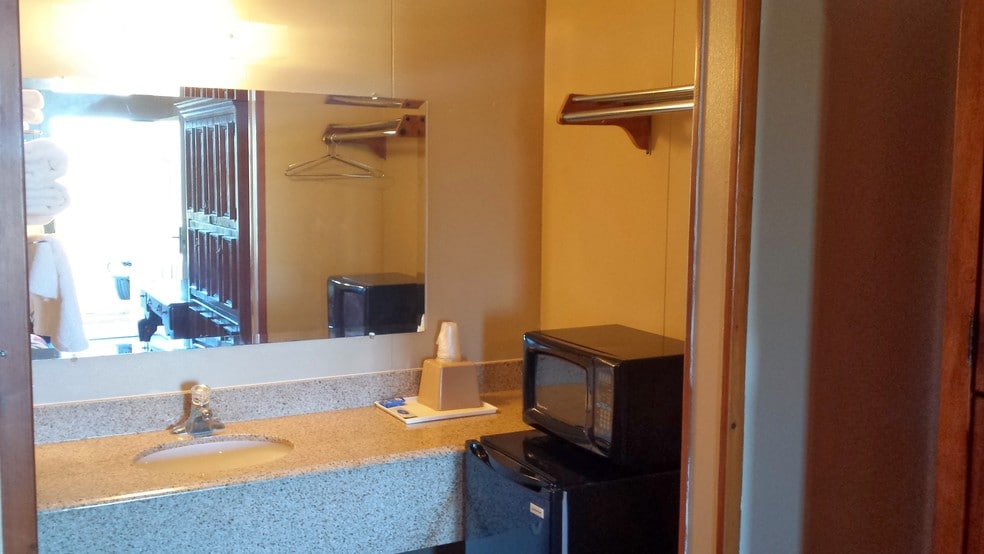 More Photos Of 718-720 N La Grange St, Flatonia Hotel For Sale
