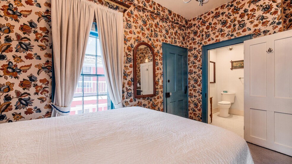 More Photos Of 313 Broadway E, Granville Hotel For Lease