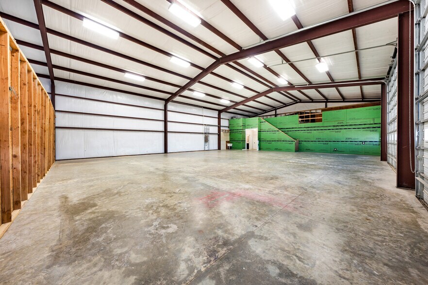 More Photos Of 11639 E US Highway 175, Kemp Flex For Lease
