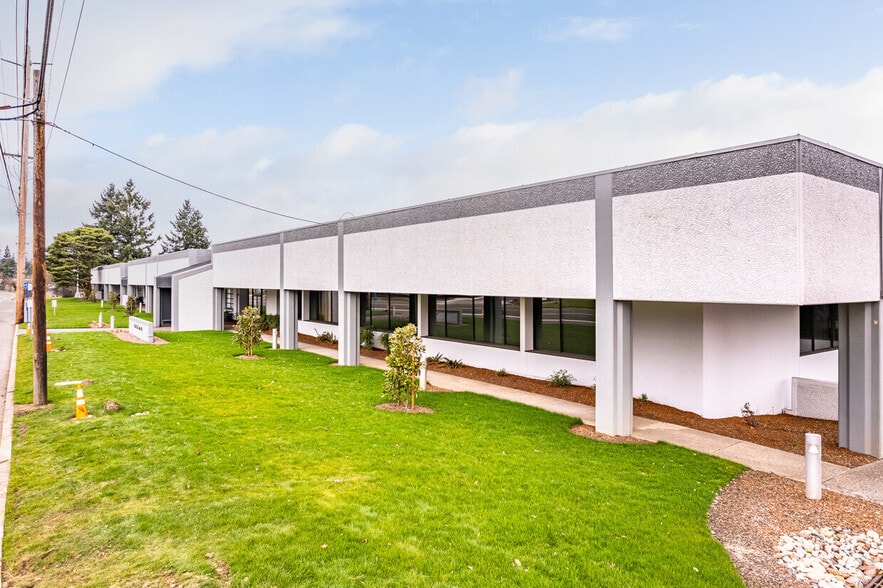 More Photos Of 6433 SE Lake Rd, Portland Distribution For Lease