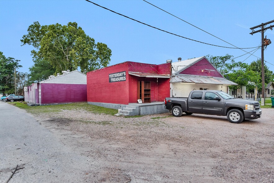 More Photos Of 108 W Montgomery St, Willis Flex For Sale