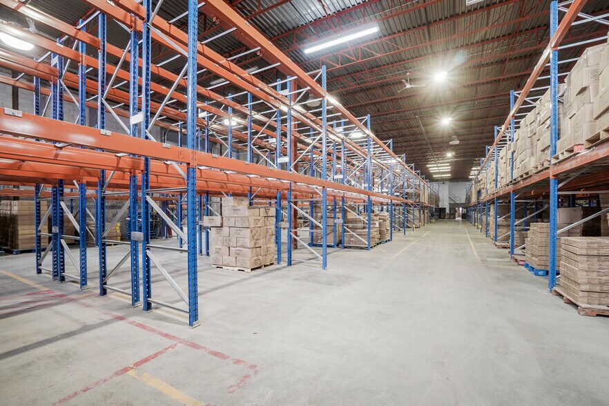 More Photos Of 1280 Boul Jules-Poitras, Montréal Warehouse For Lease