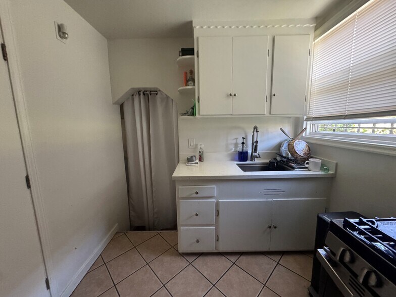 More Photos Of 1841 98th Ave, Oakland Freestanding For Sale