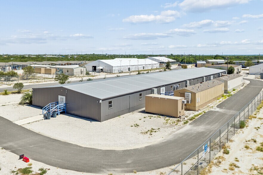 More Photos Of 434 Urenda Loop, Carrizo Springs Industrial For Sale