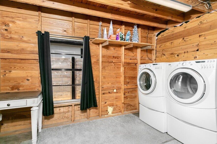 More Photos Of 333 W Burbank St, Fredericksburg Specialty For Sale