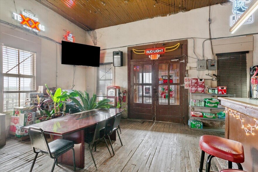 More Photos Of 121 E Oak St, West Sports And Entertainment For Sale