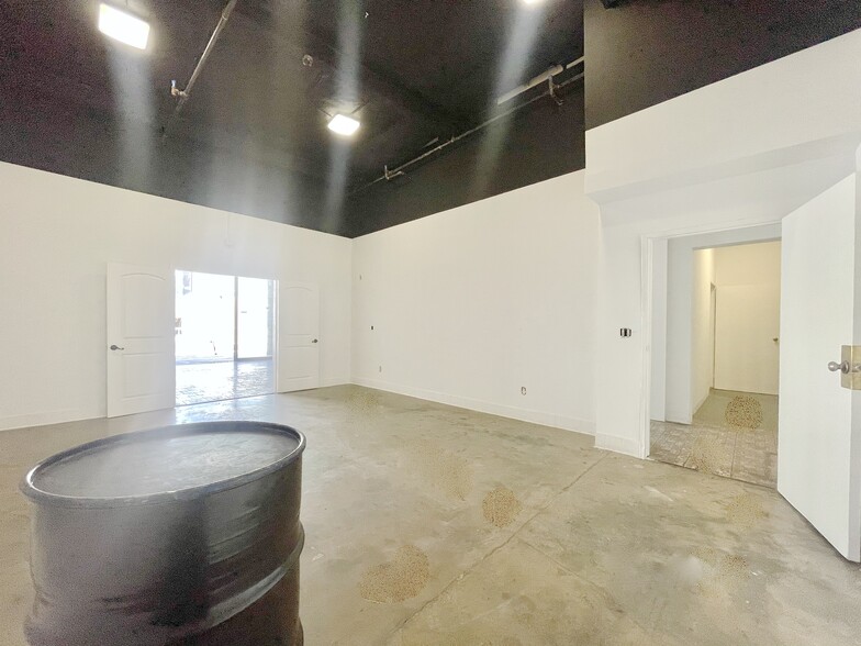 More Photos Of 1001 S Maple Ave, Los Angeles Storefront For Lease