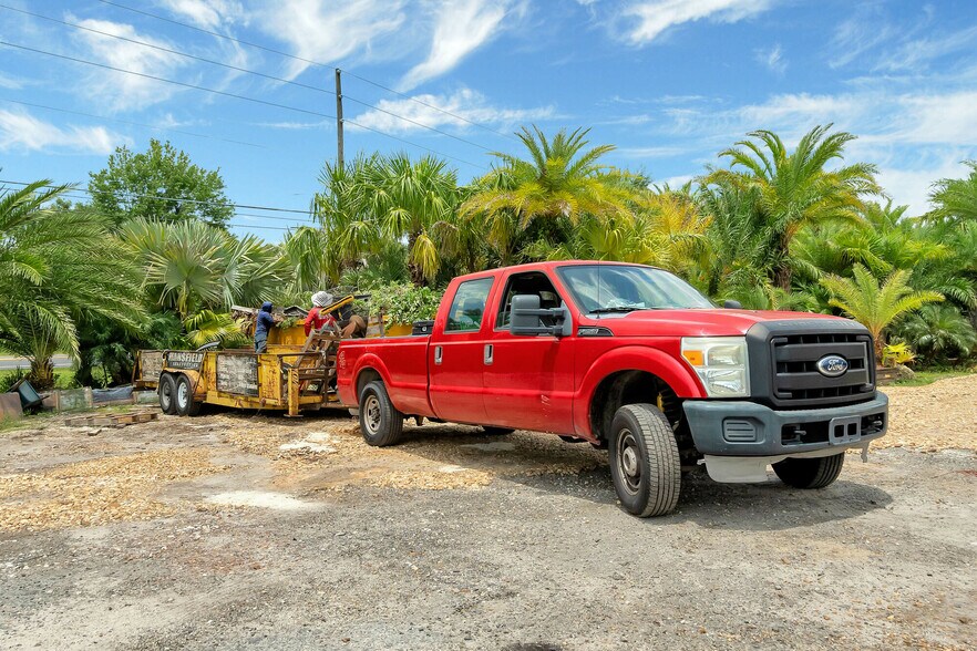 More Photos Of 8440 County Road 48, Yalaha Freestanding For Sale