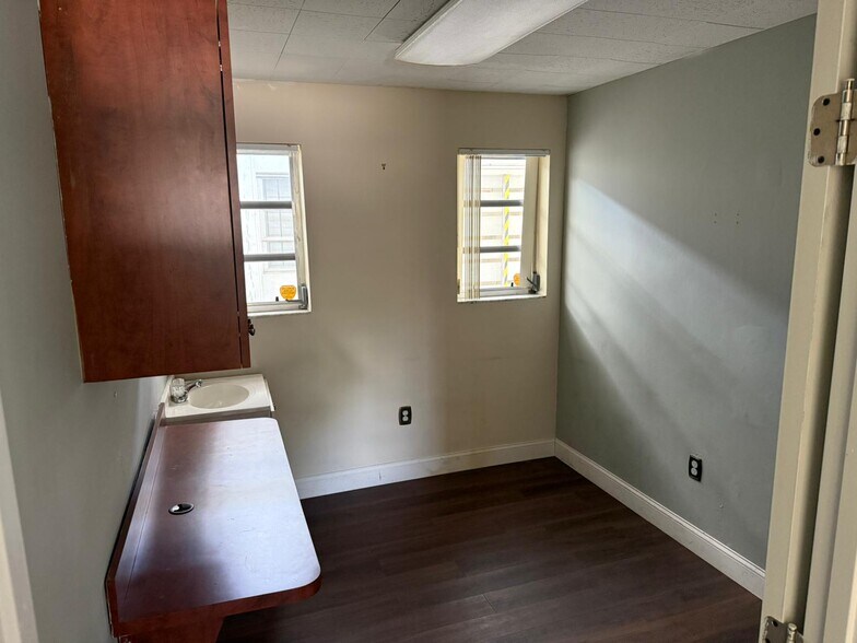 More Photos Of 16600 NE 8th Ave, North Miami Beach Medical For Lease