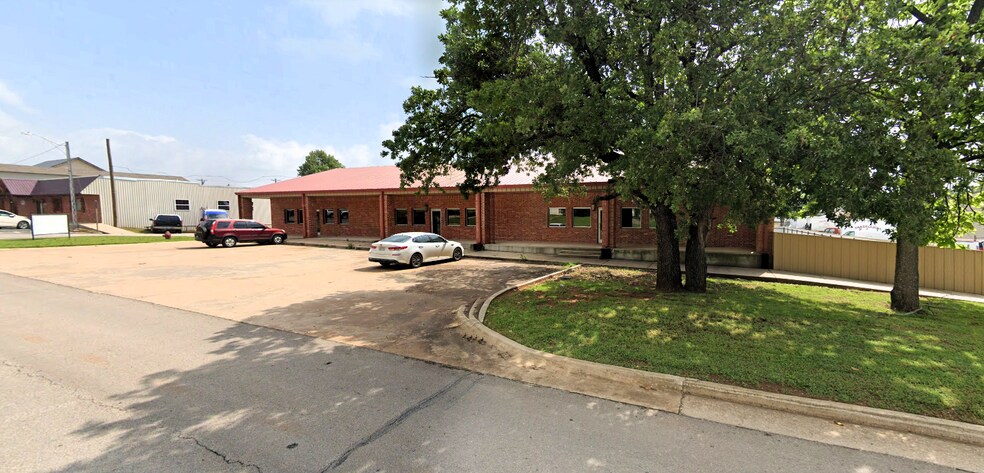 More Photos Of 200 S Main, Blanchard General Retail For Lease