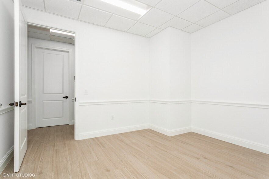 More Photos Of 2520 Tamiami Trl N, Nokomis Medical For Sale