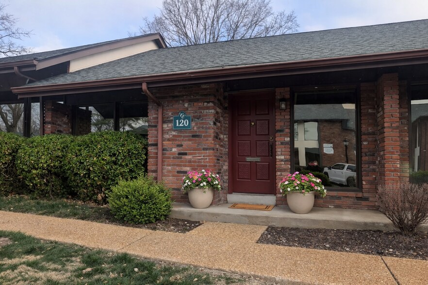 More Photos Of 110-124 Clarkson Executive Park, Ellisville Office For Lease