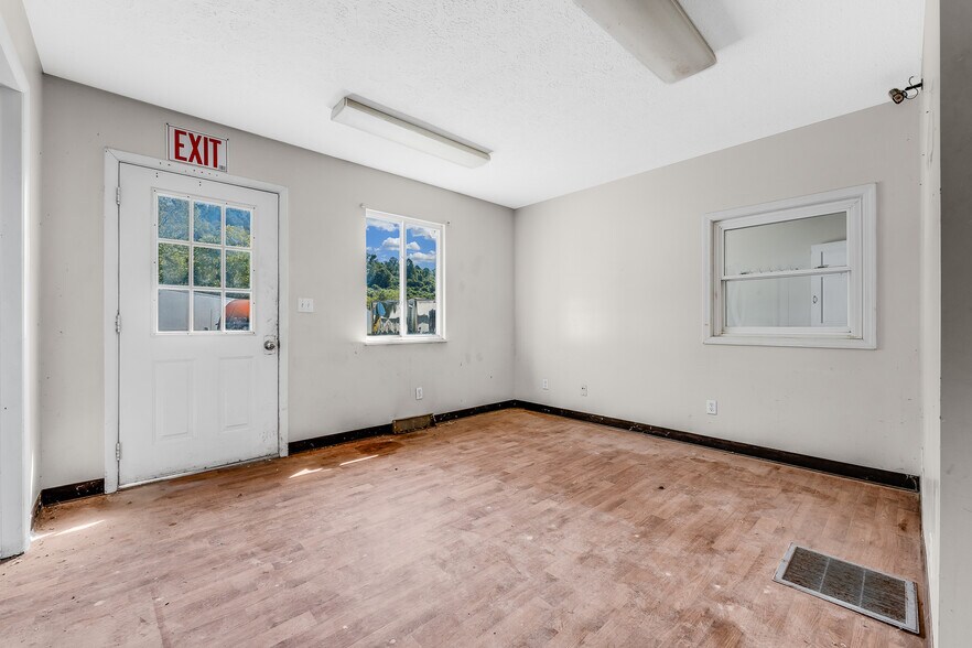 More Photos Of 148 Roush Cir, Fairmont Industrial For Lease