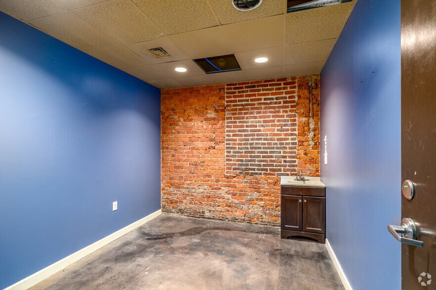 More Photos Of 221 S Tryon St, Charlotte Storefront Retail Office For Sale