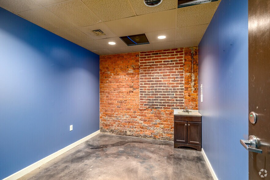 More Photos Of 221 S Tryon St, Charlotte Storefront Retail Office For Sale