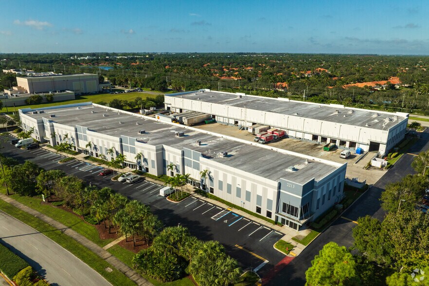 More Photos Of 2213 Vista Pky N, West Palm Beach Warehouse For Lease