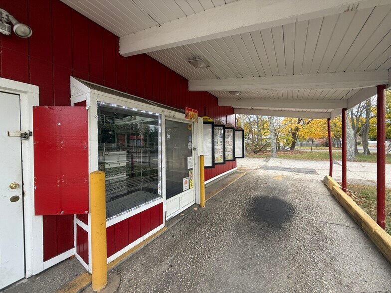 More Photos Of 295 Lake Ave, Saint James Convenience Store For Lease