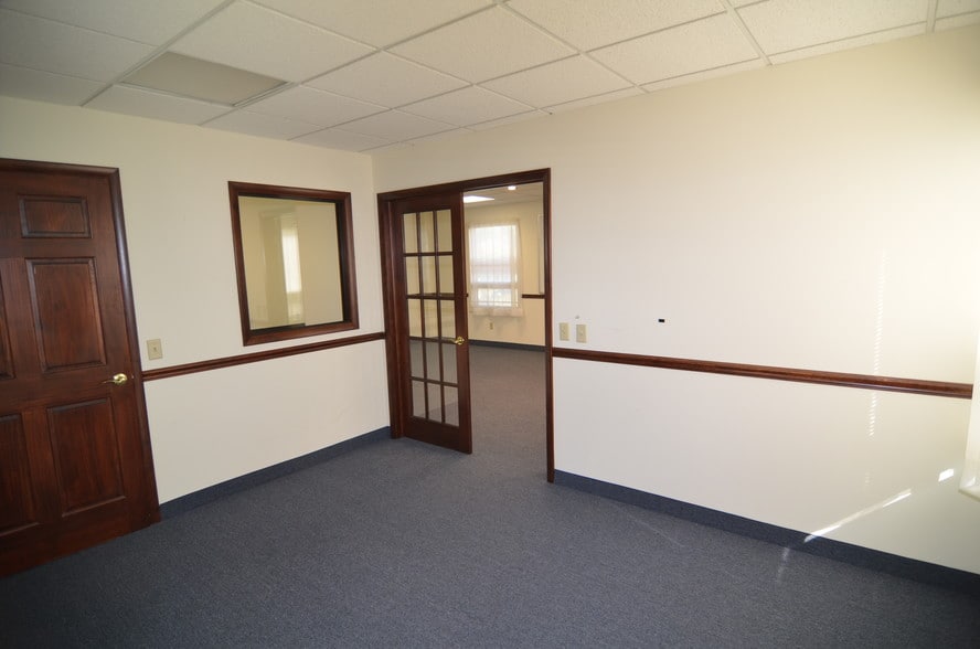 More Photos Of 107 W Main St, Clinton Office For Lease