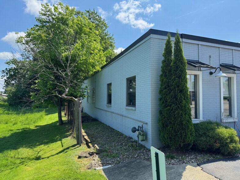 More Photos Of 10545 Northfield Rd, Northfield Veterinarian Kennel For Sale