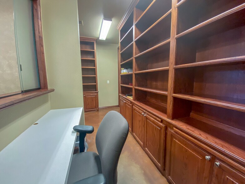 More Photos Of 2400 Palmer Cir, Norman Medical For Lease