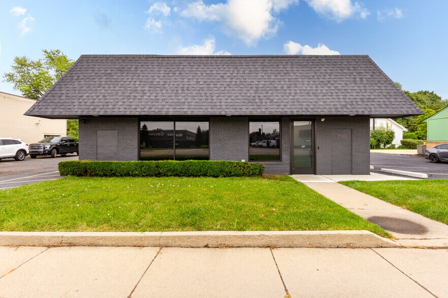 More Photos Of 2580 Dixie Hwy, Waterford Freestanding For Sale