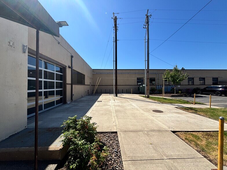 More Photos Of 576 Patterson St NW, Salem Warehouse For Lease