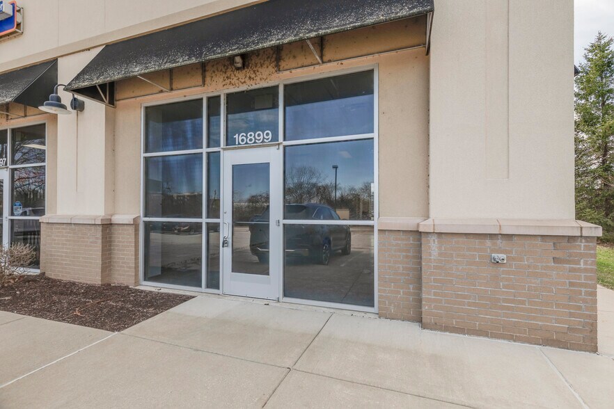 More Photos Of 16889 Chesterfield Airport Rd, Chesterfield General Retail For Lease