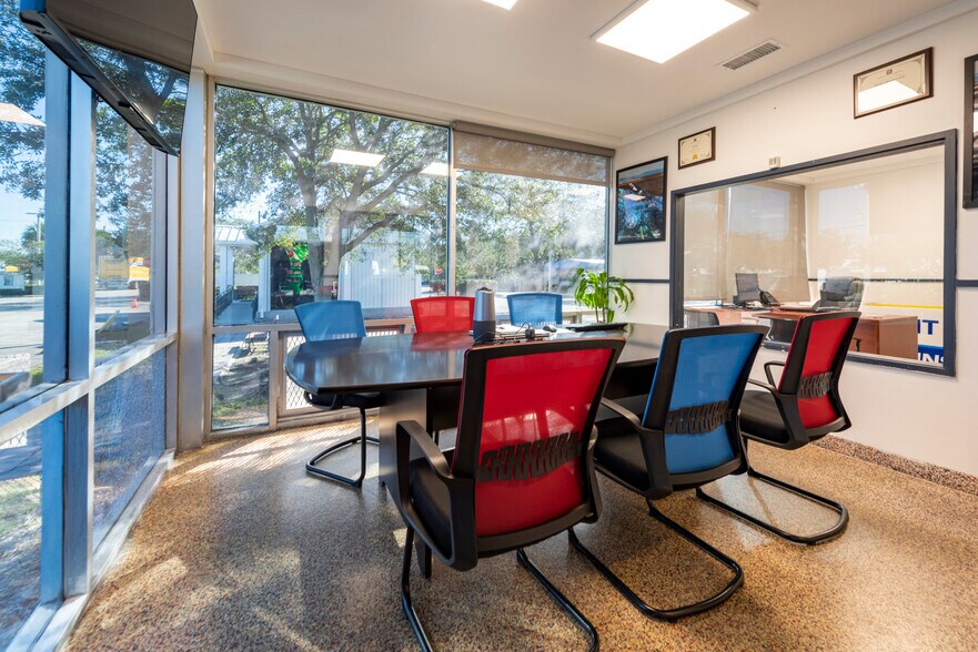 More Photos Of 2980 W Oakland Park Blvd, Oakland Park Showroom For Lease