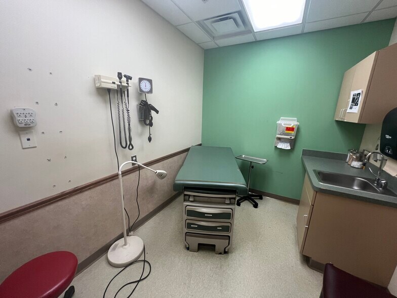 More Photos Of 60 E Warren Ave, Detroit Medical For Lease