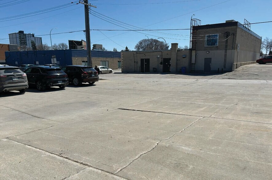 More Photos Of 1749 Portage Av, Winnipeg Office For Lease