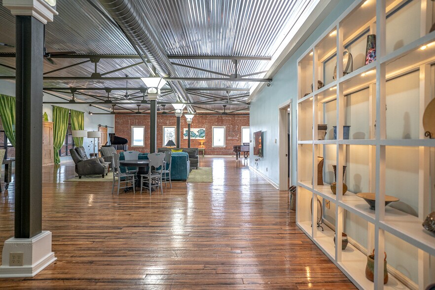 More Photos Of 1611 Washington St, Alexandria Showroom For Sale