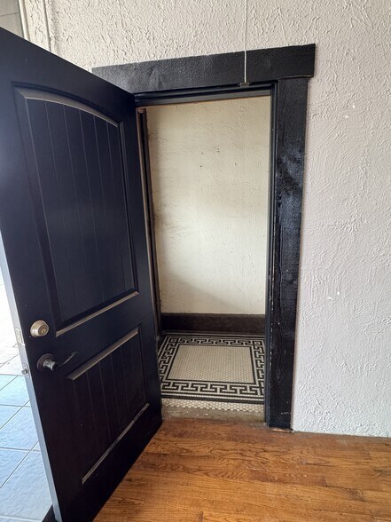 More Photos Of 419 W Main St, Yukon Storefront Retail Residential For Sale