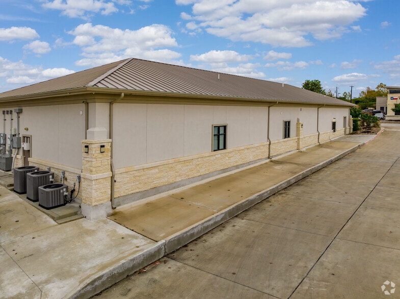 More Photos Of 2003 Rogers Rd, San Antonio Medical For Sale