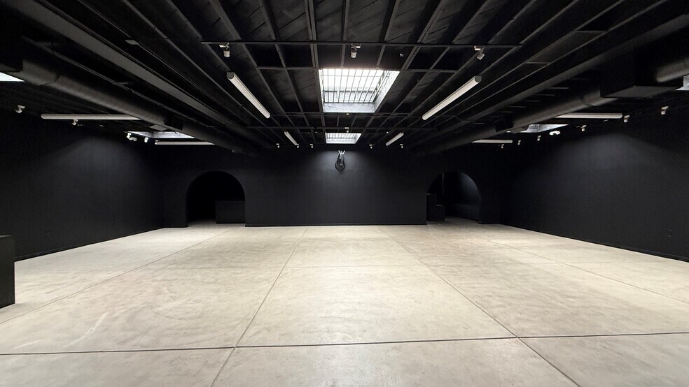 More Photos Of 3717 W Jefferson Blvd, Los Angeles Showroom For Lease