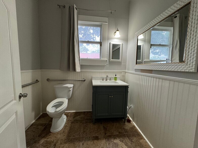 More Photos Of 801 E Quincy St, San Antonio Office Residential For Lease