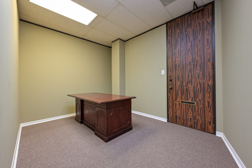 More Photos Of 5625 Cypress Creek Pky, Houston Office For Sale