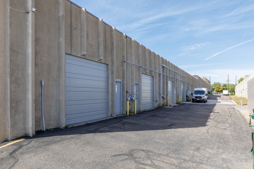 More Photos Of 810 Quail St, Lakewood Warehouse For Lease