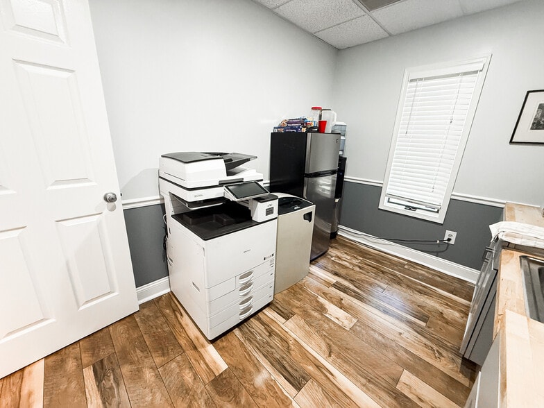 More Photos Of 146 S Lakeview Dr, Gibbsboro Office For Sale