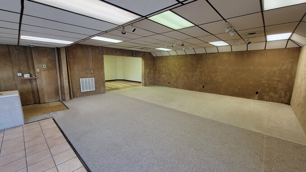 More Photos Of 1222 US HWY 50, Chillicothe Flex For Sale