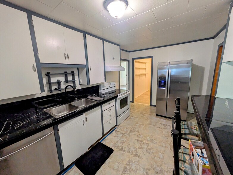 More Photos Of 616 Mill St, Maupin Hotel For Sale