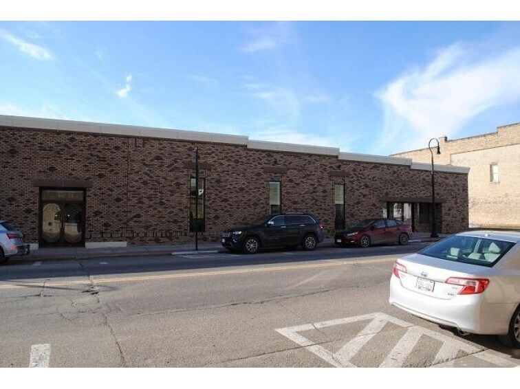 More Photos Of 625 Water St, Prairie Du Sac Office For Lease