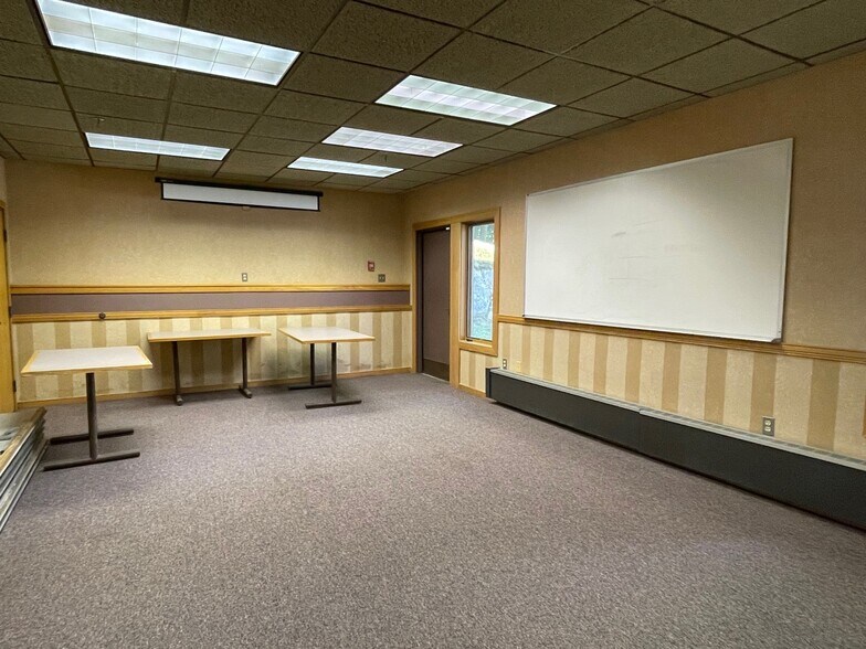 More Photos Of 184 High Ridge, Killington Storefront Retail Office For Lease