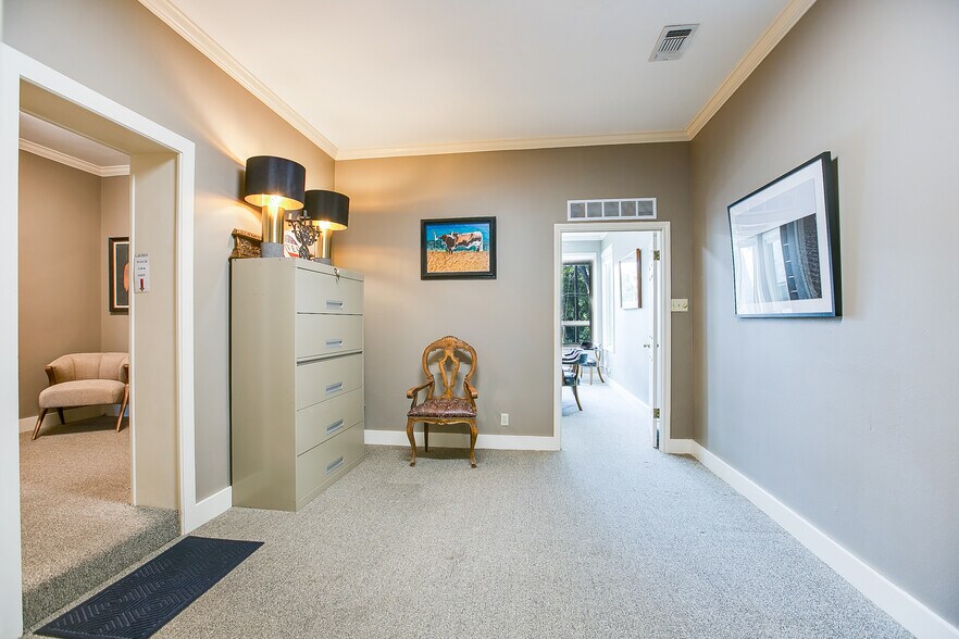 More Photos Of 421 W Concho Ave, San Angelo Office For Lease