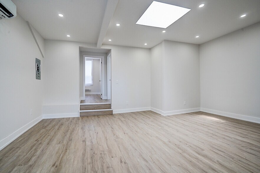 More Photos Of 349 Spadina Av, Toronto Storefront Retail Residential For Sale
