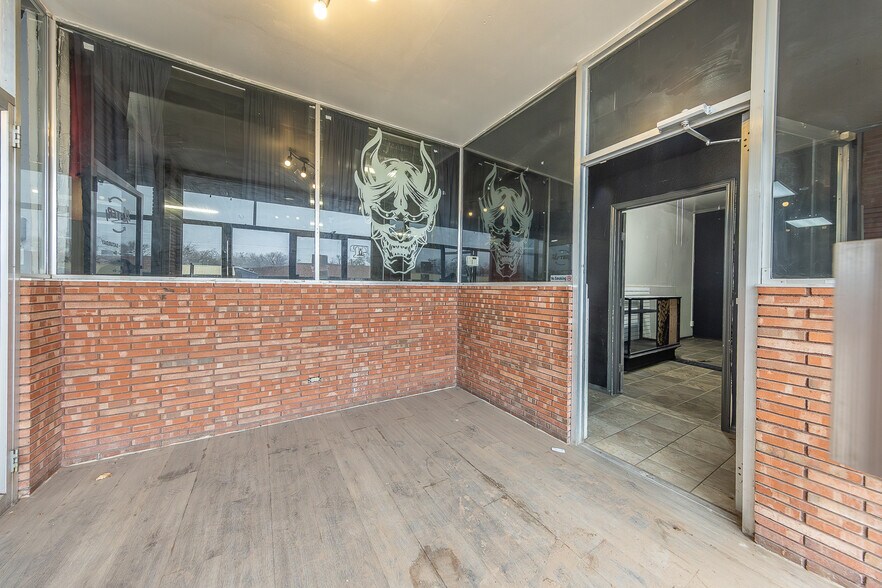 More Photos Of 2621 34th St, Lubbock Freestanding For Sale