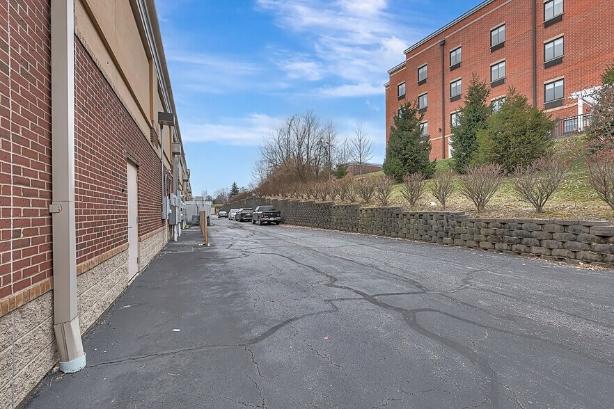 More Photos Of 1035 Vandercar Dr, Florence General Retail For Lease