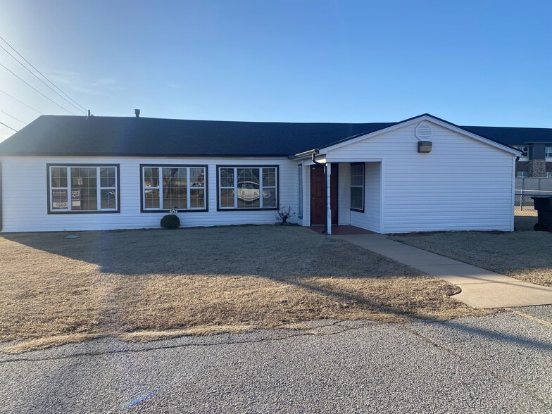 Primary Photo Of 517 E Robinson St, Norman Medical For Lease